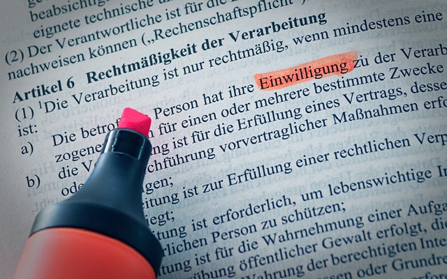 Datenschutzgrundverordnung Gesetzestext als öffentiches Recht der EU mit Hervorhebung des Artikel 6 Einwilligung und Rechtfertigung ohne Copyrigth zur Verdeutlichung der Einführung der DSGVO in der EU 