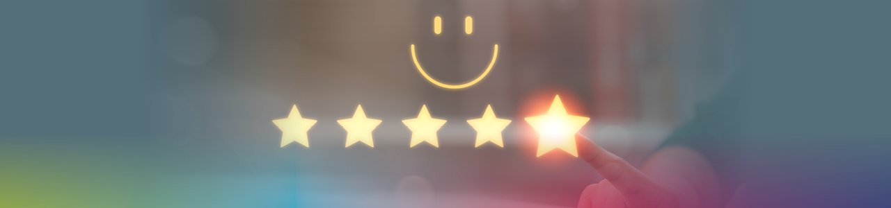 Beleuchtete Sternen mit einem Smiley oberhlab