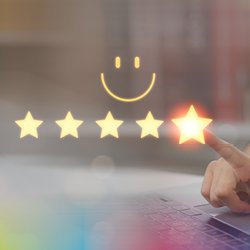 Beleuchtete Sternen mit einem Smiley oberhlab